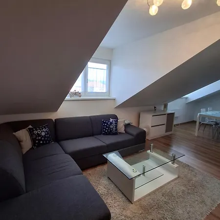 Krasny Podkrovny 3-izbovy V Sirsom Centre Breza Apartamento *