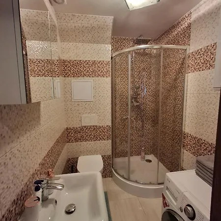 Krasny Podkrovny 3-izbovy V Sirsom Centre Breza Apartamento *