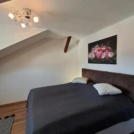 Krasny Podkrovny 3-izbovy V Sirsom Centre Breza Apartamento *