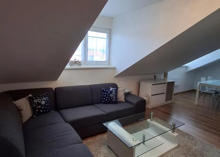 Krasny Podkrovny 3-izbovy V Sirsom Centre Breza Apartmán *